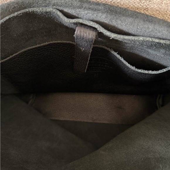 Elegant Black Leather Crossbody Bag - Picture 6 of 15